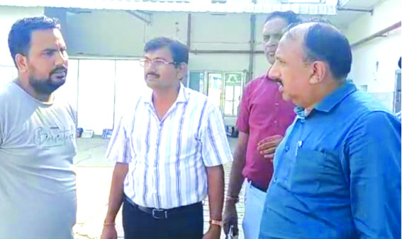 छापे के दौरान अधिकारी छापे के दौरान अधिकारी