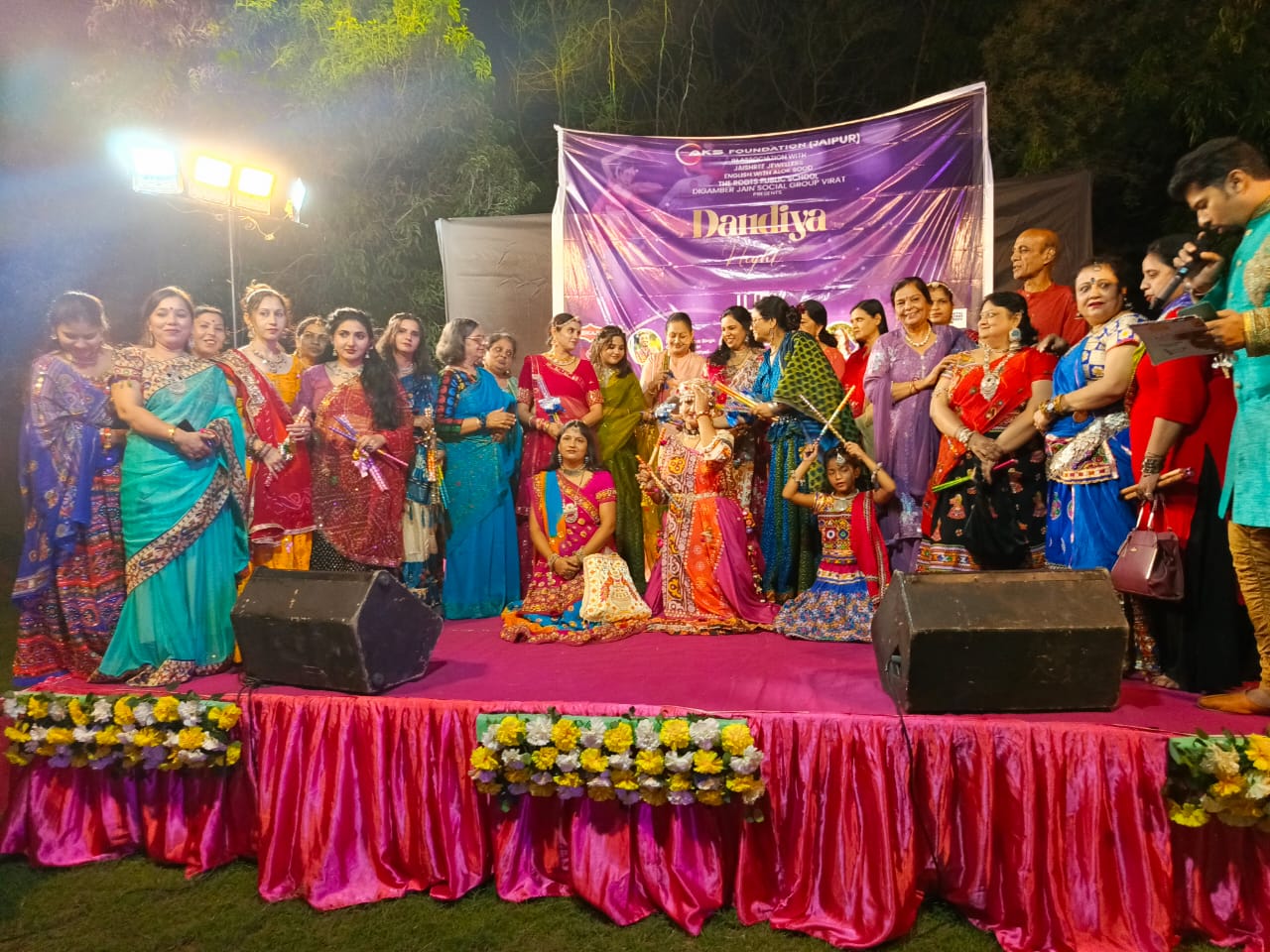 गरबा की ताल पर झूमें जयपुरवासी:सिर पर मटका लिए प्रतिभागियों ने की मां दुर्गा की पूजा
