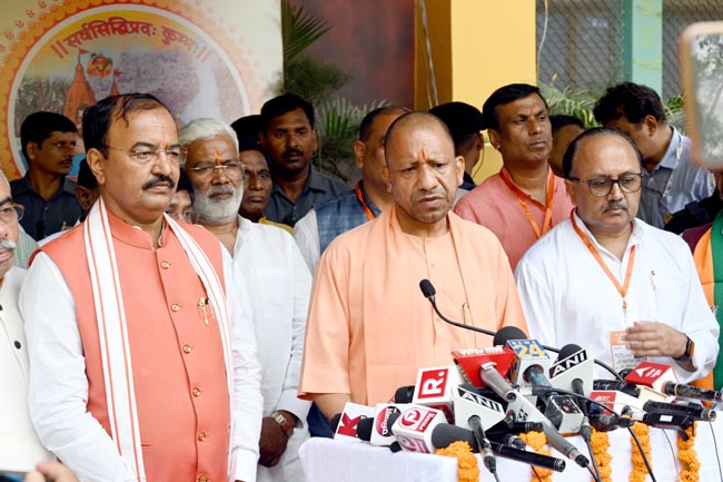 प्रेस वार्ता करते सीएम योगी प्रेस वार्ता करते सीएम योगी