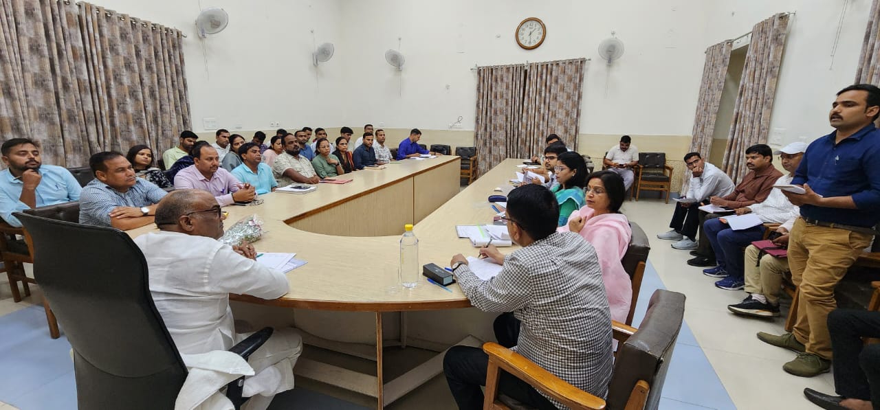 अधिकारियों संग बैठक करते खेल मंत्री गिरीश चन्द्र यादव अधिकारियों संग बैठक करते खेल मंत्री गिरीश चन्द्र यादव
