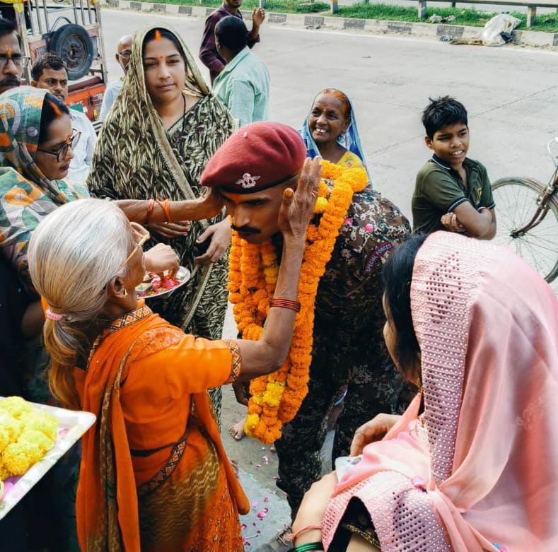 गृह जनपद पहुंचने पैरा कमांडो दीपक का हुआ स्वागत