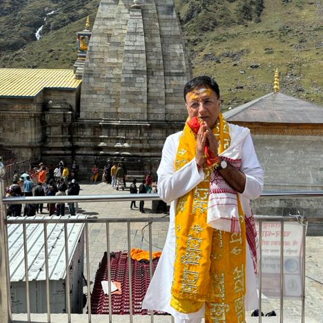 केदारनाथ में पूजा करके बाहर निकले रणदीप सुरजेवाला