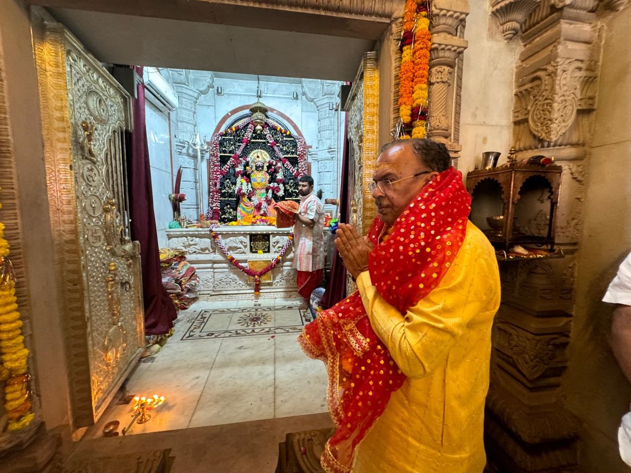 माता त्रिपुरा सुंदरी मंदिर में दर्शन करते देवनानी। माता त्रिपुरा सुंदरी मंदिर में दर्शन करते देवनानी।