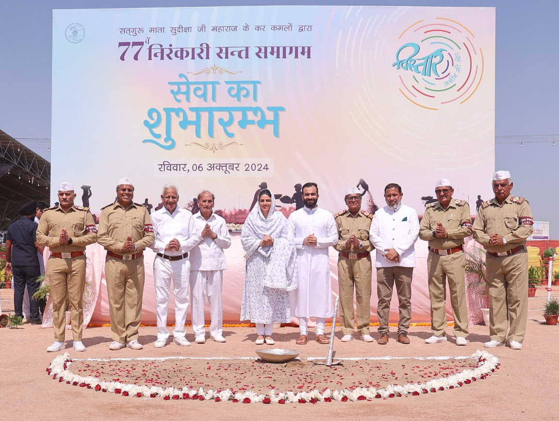 6 Snp-     सोनीपत: सतगुरु माता सुदीक्षा जी     महाराज प्रवचन करते हुए, निरंकारी संत समागम सेवा का शुभारंभ करते हुए, सेवा दल सदस्य