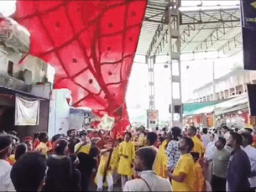 निशान लेकर मंदिर के बाहर थिरकते भक्त। निशान लेकर मंदिर के बाहर थिरकते भक्त।