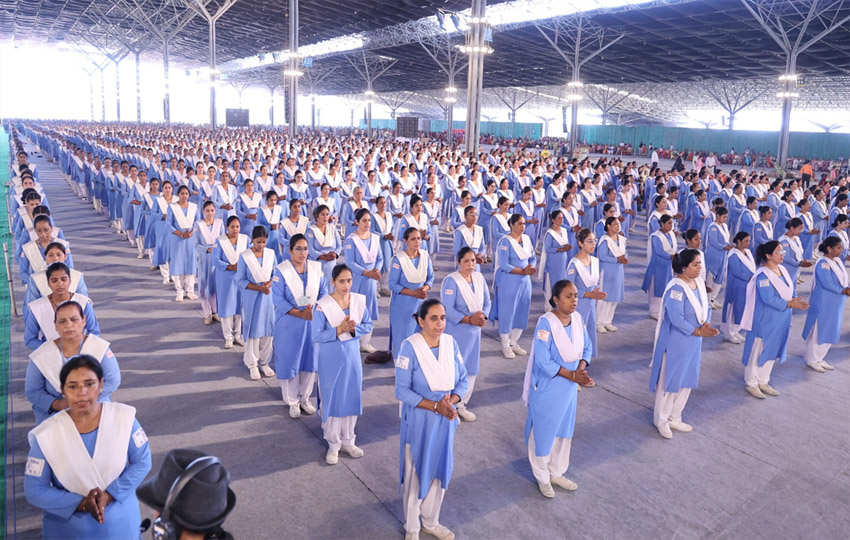 6 Snp-     सोनीपत: सतगुरु माता सुदीक्षा जी     महाराज प्रवचन करते हुए, निरंकारी संत समागम सेवा का शुभारंभ करते हुए, सेवा दल सदस्य
