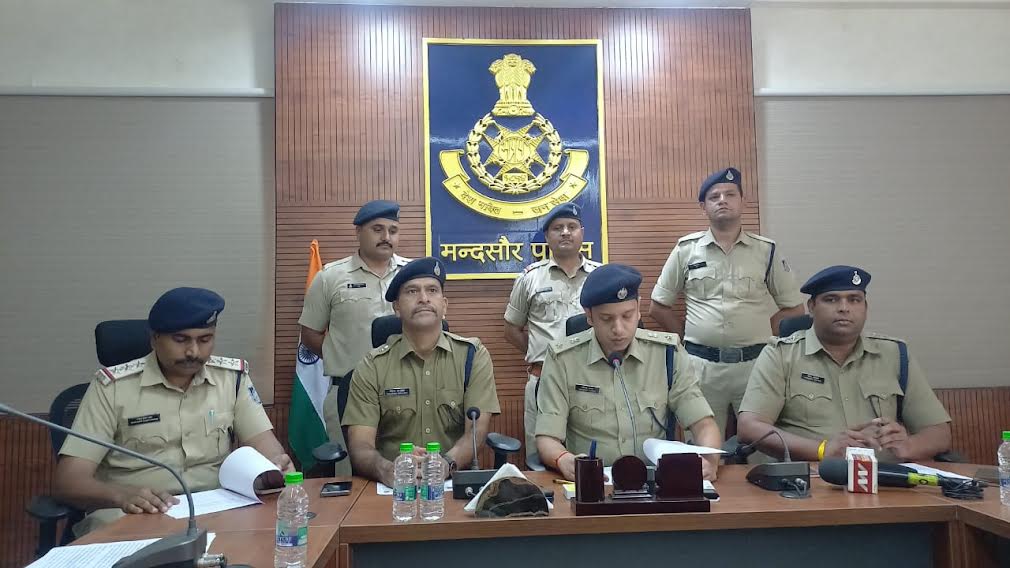 पुलिस ने 500 ग्राम अवैध एम.डी. ड्रग्स और 5 किलो डोडाचुरा के साथ दो तस्कर किये गिरफ्तार पुलिस ने 500 ग्राम अवैध एम.डी. ड्रग्स और 5 किलो डोडाचुरा के साथ दो तस्कर किये गिरफ्तार