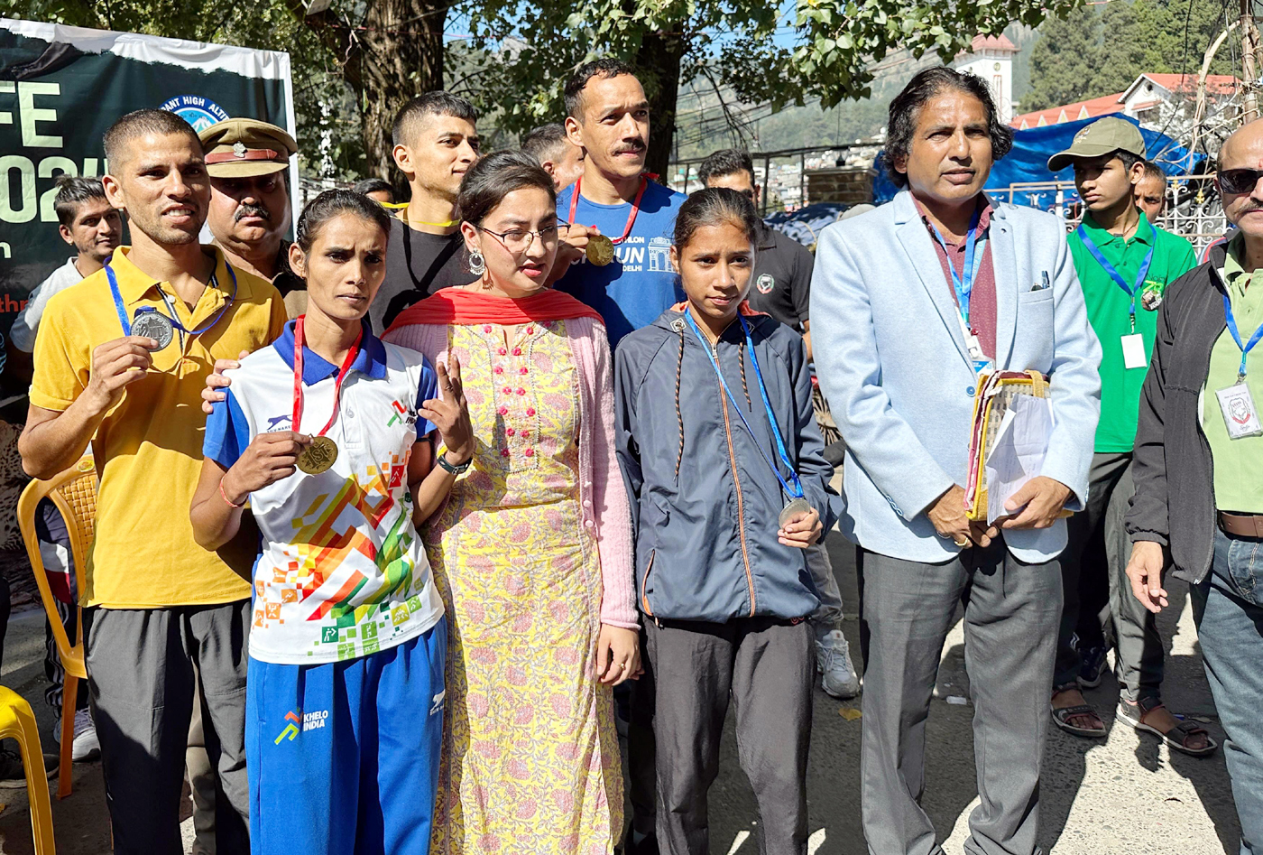 मैराथन प्रतियोगिता के विजेताओं को पुरस्कृत करती वनाधिकारी।