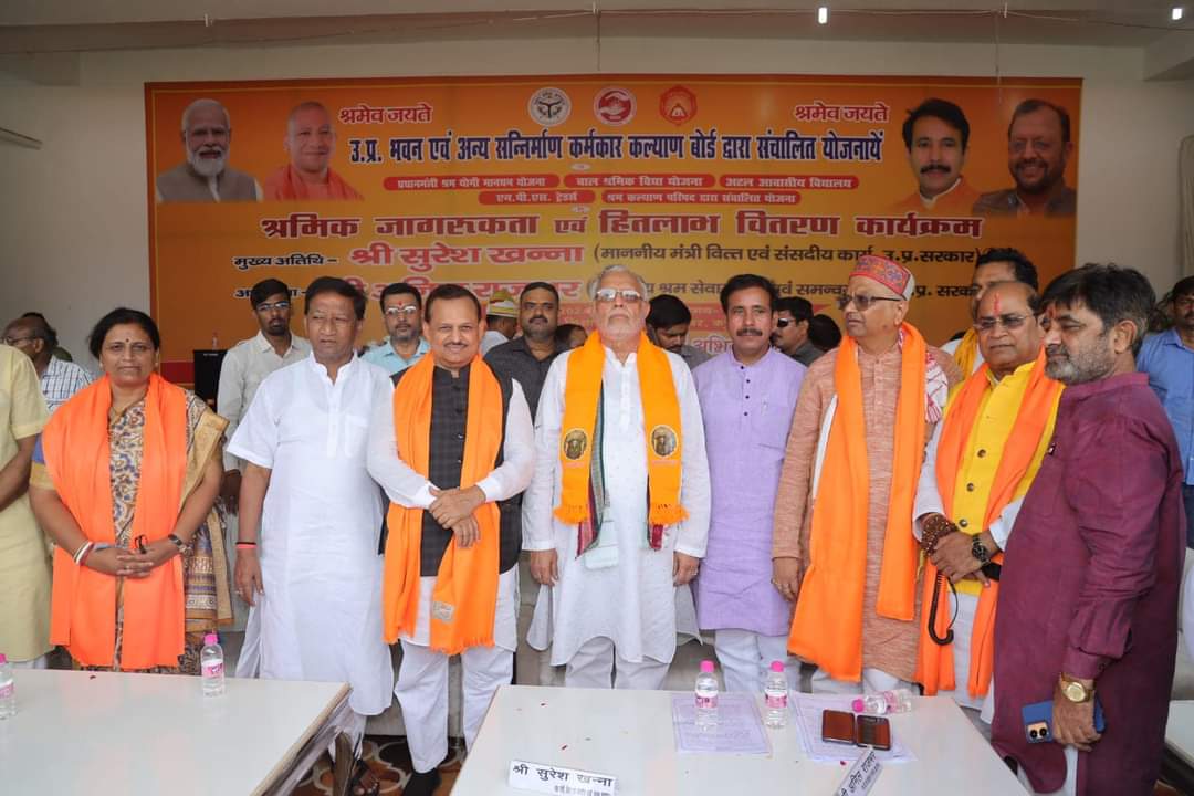 कानपुर के सांसद व विधायकों के साथ वित्त मंत्री सुरेश खन्ना कानपुर के सांसद व विधायकों के साथ वित्त मंत्री सुरेश खन्ना