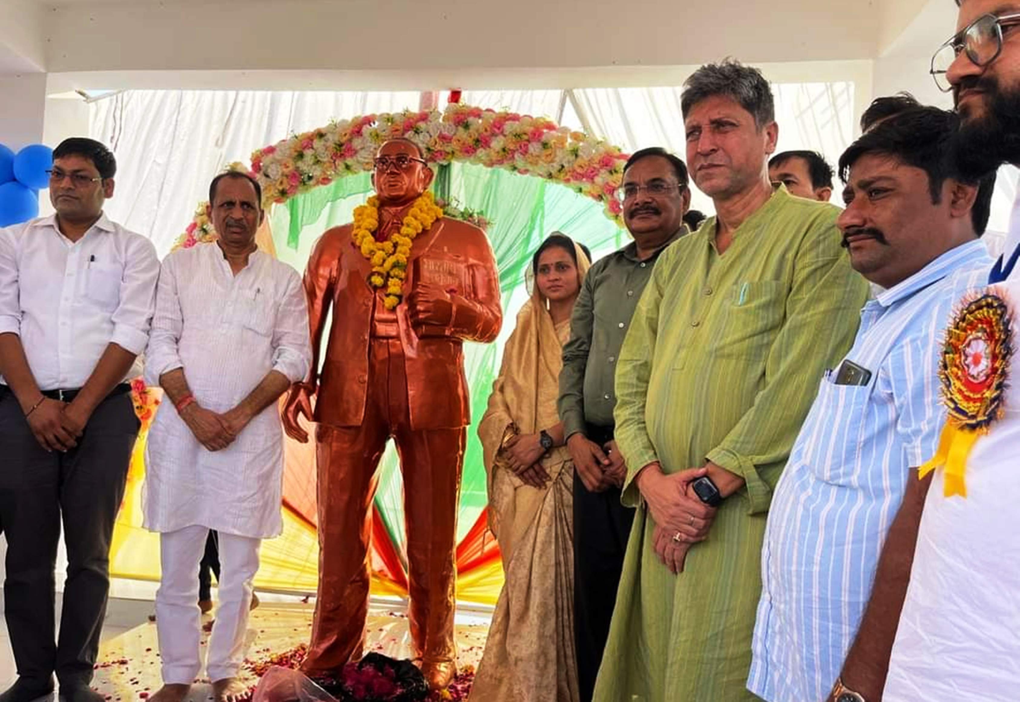 मनियां में डॉ. भीमराव अंबेडकर लाइब्रेरी का भव्य उद्घाटन मनियां में डॉ. भीमराव अंबेडकर लाइब्रेरी का भव्य उद्घाटन