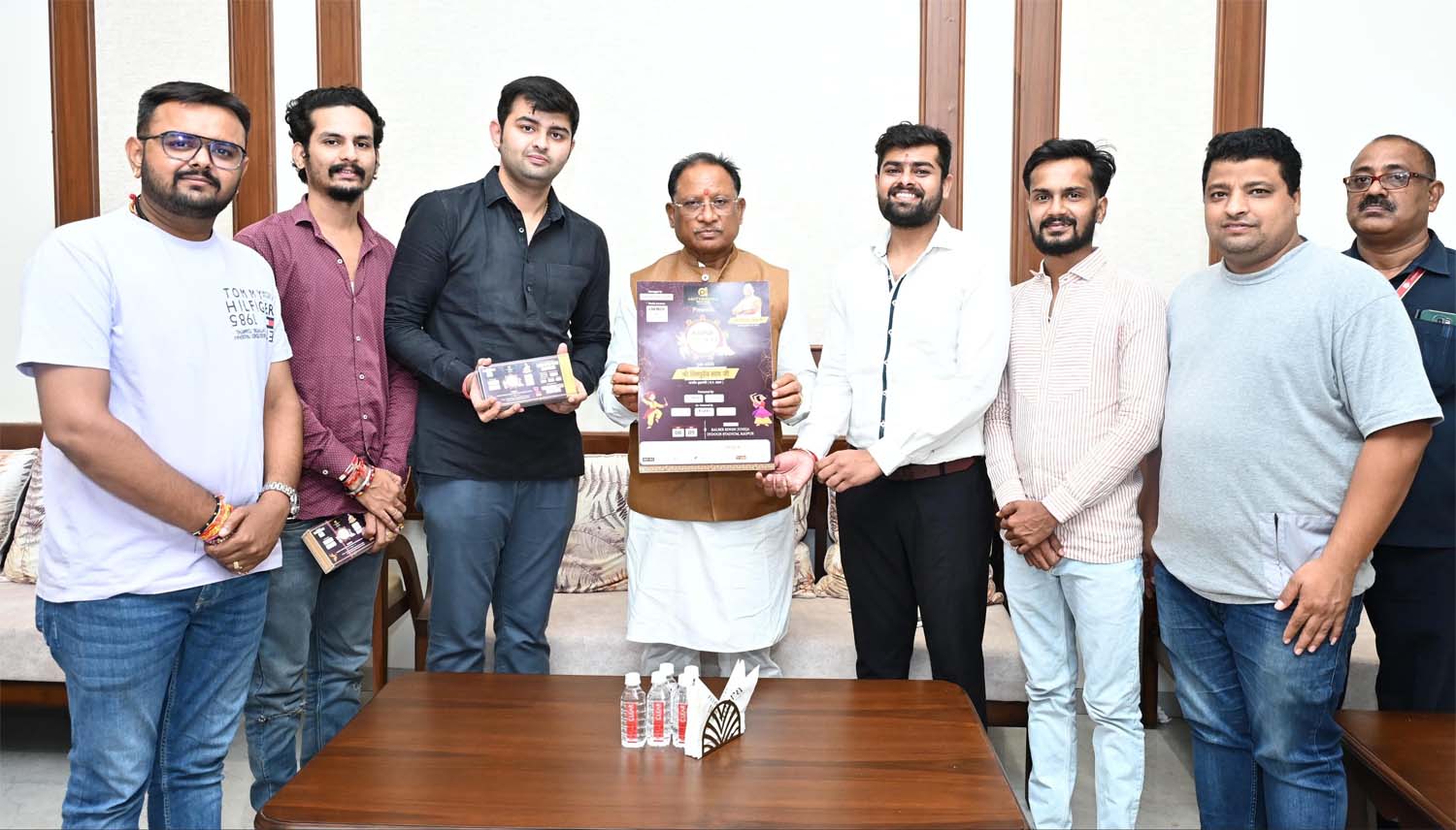 रास गरबा के आयोजक मुख्यमंत्री विष्णु देव साय काे आमंत्रित करते रास गरबा के आयोजक मुख्यमंत्री विष्णु देव साय काे आमंत्रित करते