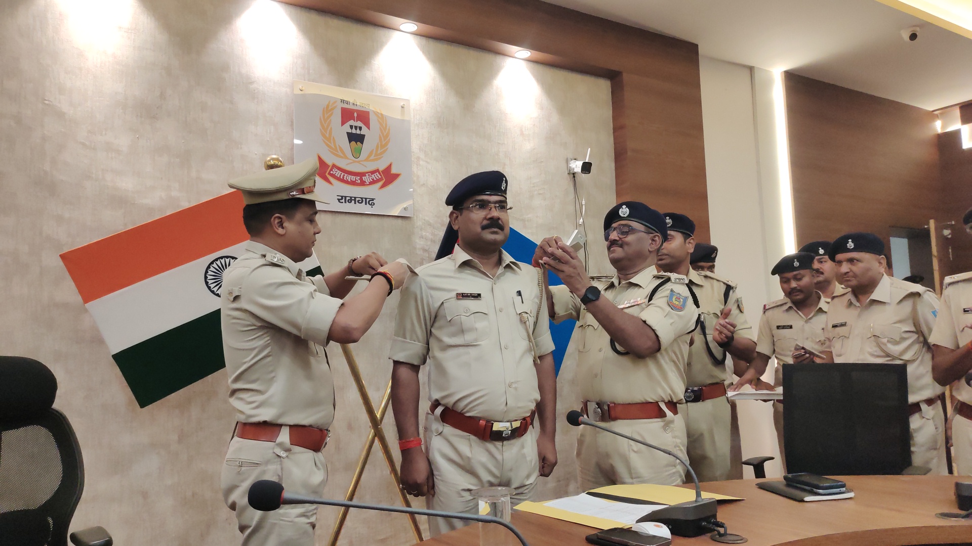 स्टार लगाते एसपी अजय कुमार