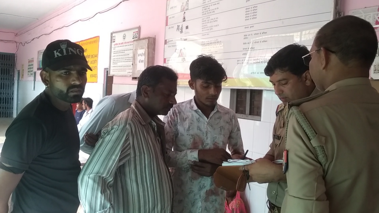 अवैध पटाखा दुकान को सीज करते क्षेत्राधिकारी अवैध पटाखा दुकान को सीज करते क्षेत्राधिकारी