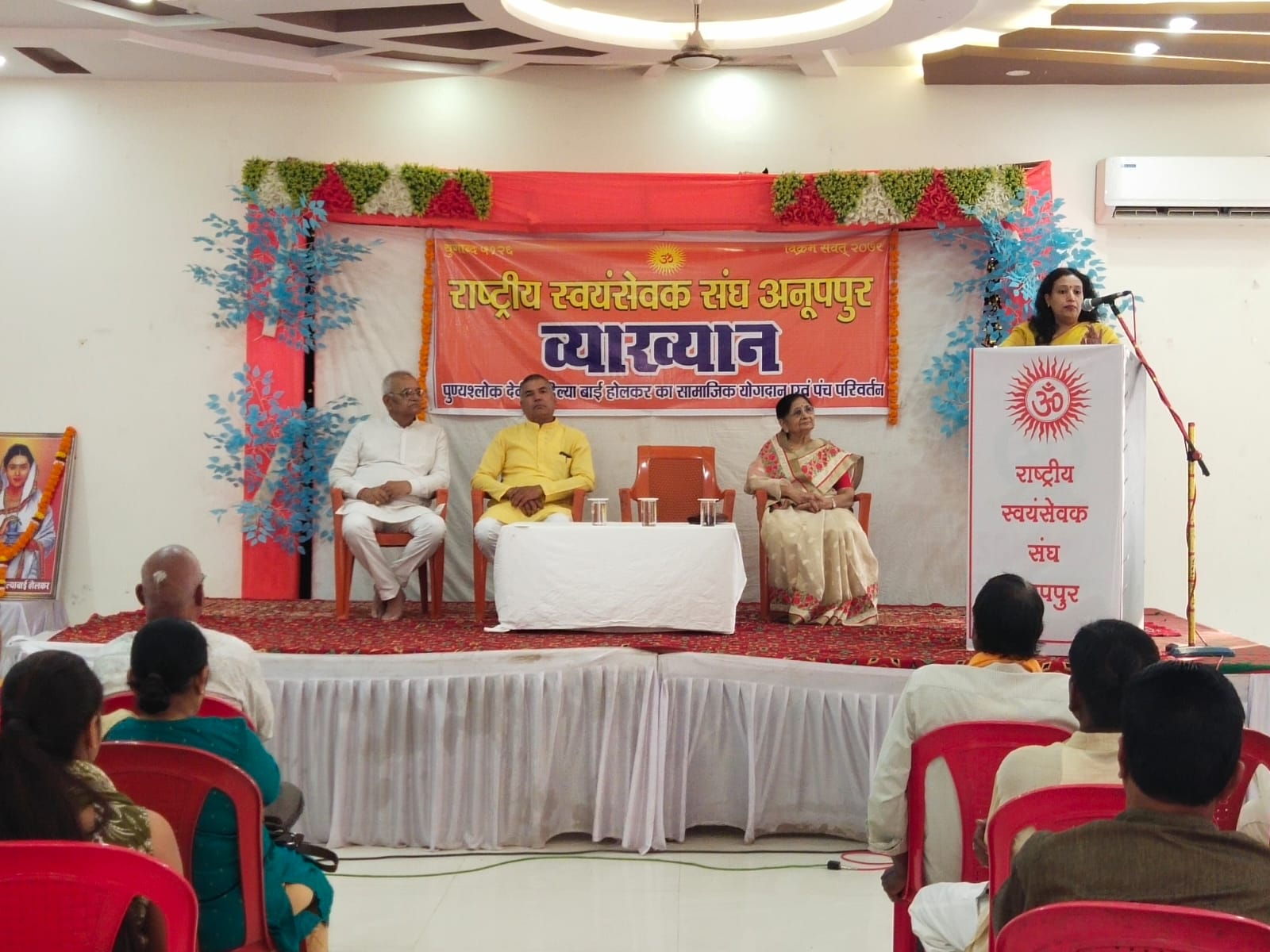 व्याख्यान देती डा.मनीषा शर्मा व्याख्यान देती डा.मनीषा शर्मा