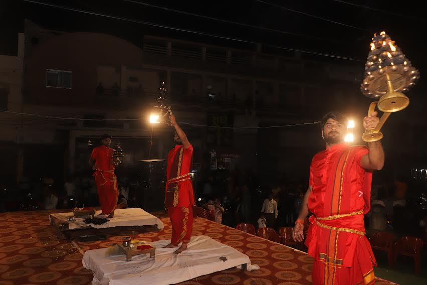 आजाद चौक घंटाघर पर प्रतिदिन गंगा आरती के साथ हो रही मां की आराधना आजाद चौक घंटाघर पर प्रतिदिन गंगा आरती के साथ हो रही मां की आराधना