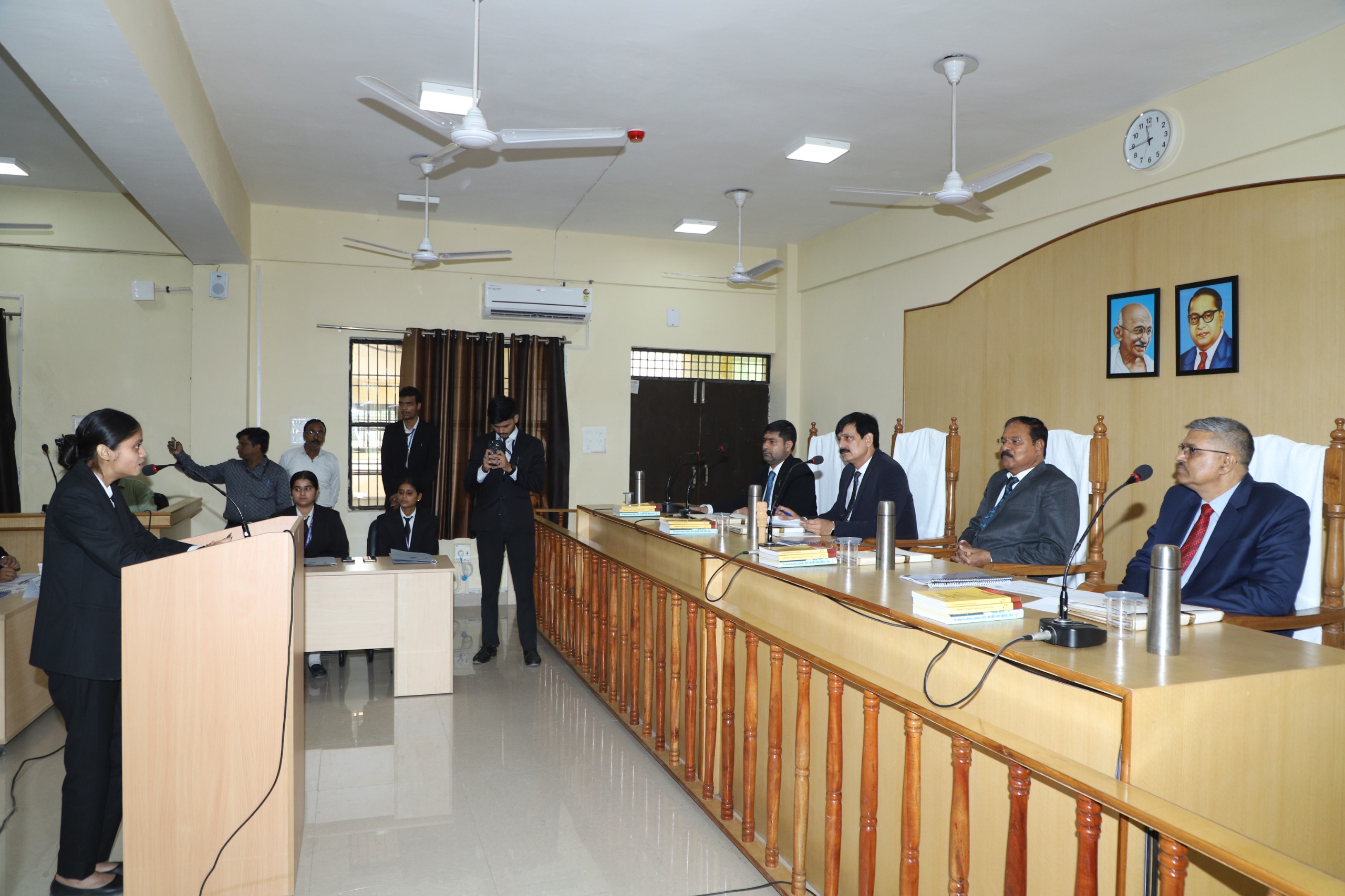 फर्स्ट नेशनल मूट कोर्ट प्रतियोगिता में विजेता की घोषणा करती न्यायपीठ फर्स्ट नेशनल मूट कोर्ट प्रतियोगिता में विजेता की घोषणा करती न्यायपीठ