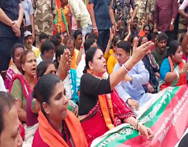कुलतली कांड के मामले में ग्रामीणों एवं भाजपा का विरोध प्रदर्शन कुलतली कांड के मामले में ग्रामीणों एवं भाजपा का विरोध प्रदर्शन