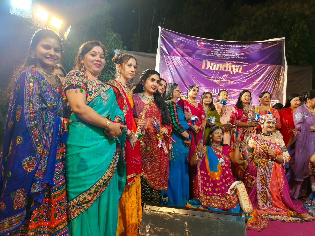 गरबा की ताल पर झूमें जयपुरवासी:सिर पर मटका लिए प्रतिभागियों ने की मां दुर्गा की पूजा गरबा की ताल पर झूमें जयपुरवासी:सिर पर मटका लिए प्रतिभागियों ने की मां दुर्गा की पूजा