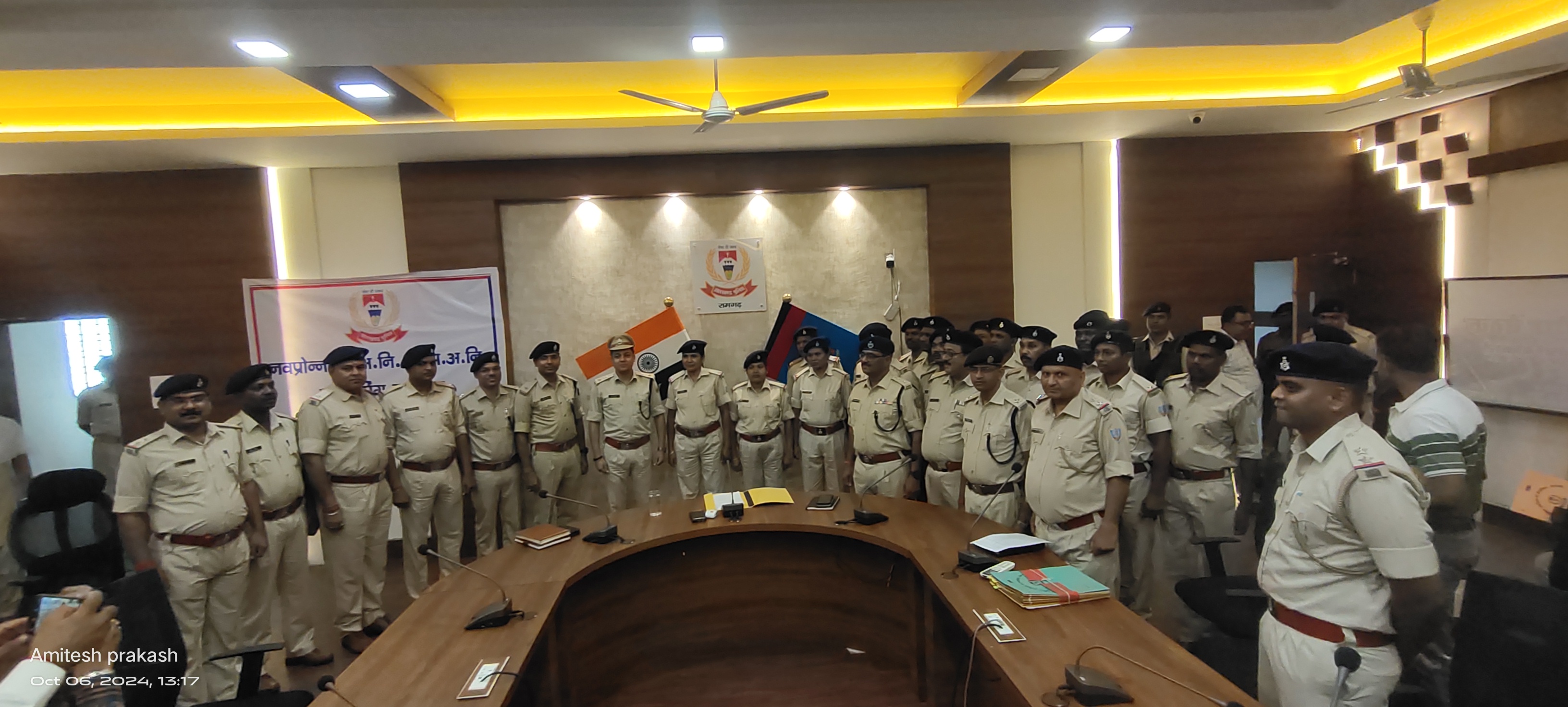नवप्रोन्नत पदाधिकारियों के साथ एसपी नवप्रोन्नत पदाधिकारियों के साथ एसपी