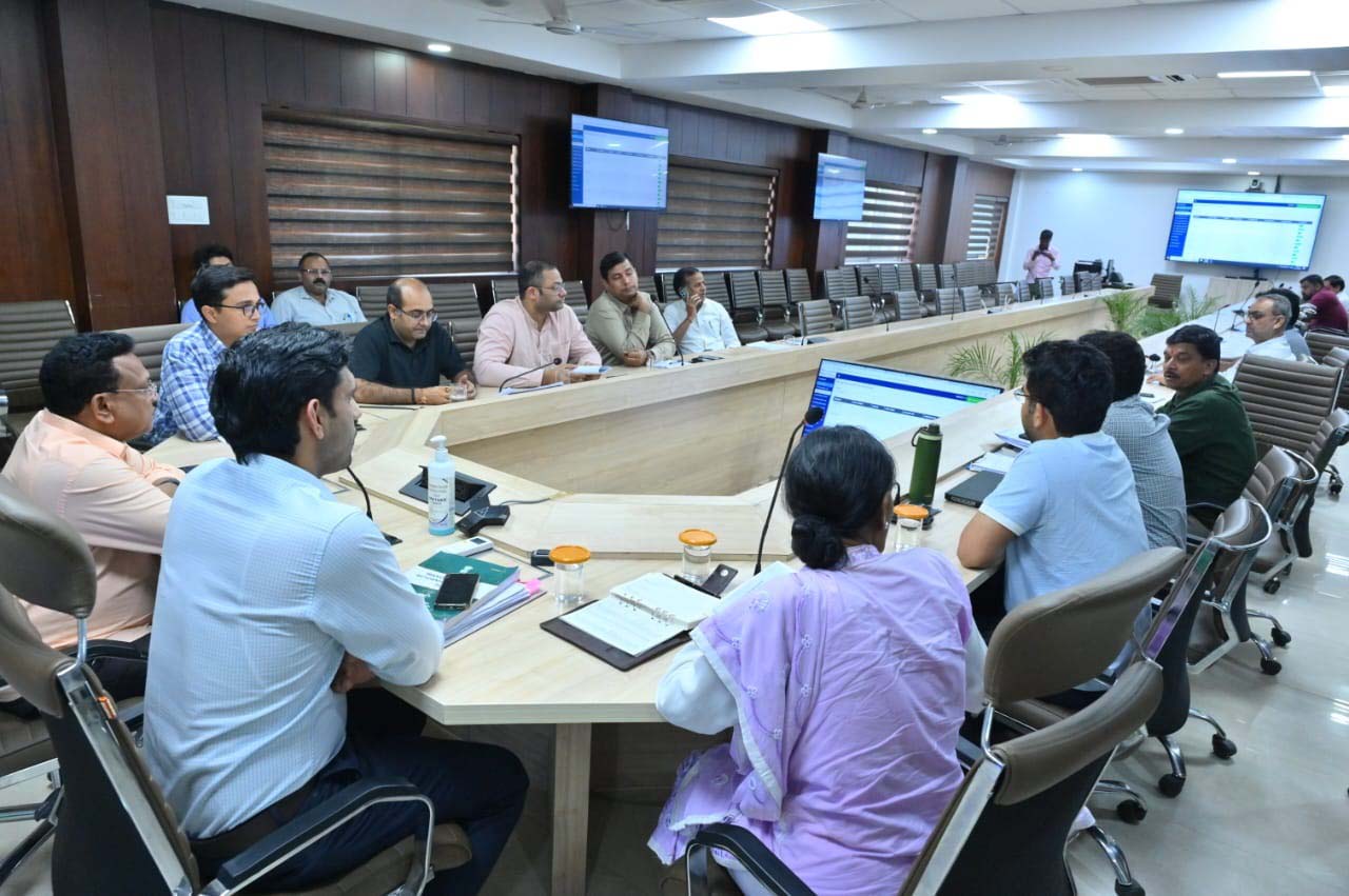 फोटो नंबर-04: गुरुग्राम में मतगणना कर्मियों की ड्यूटी के लिए रेंडमाइजेशन की प्रक्रिया पूरी करवाते अधिकारी। फोटो नंबर-04: गुरुग्राम में मतगणना कर्मियों की ड्यूटी के लिए रेंडमाइजेशन की प्रक्रिया पूरी करवाते अधिकारी।