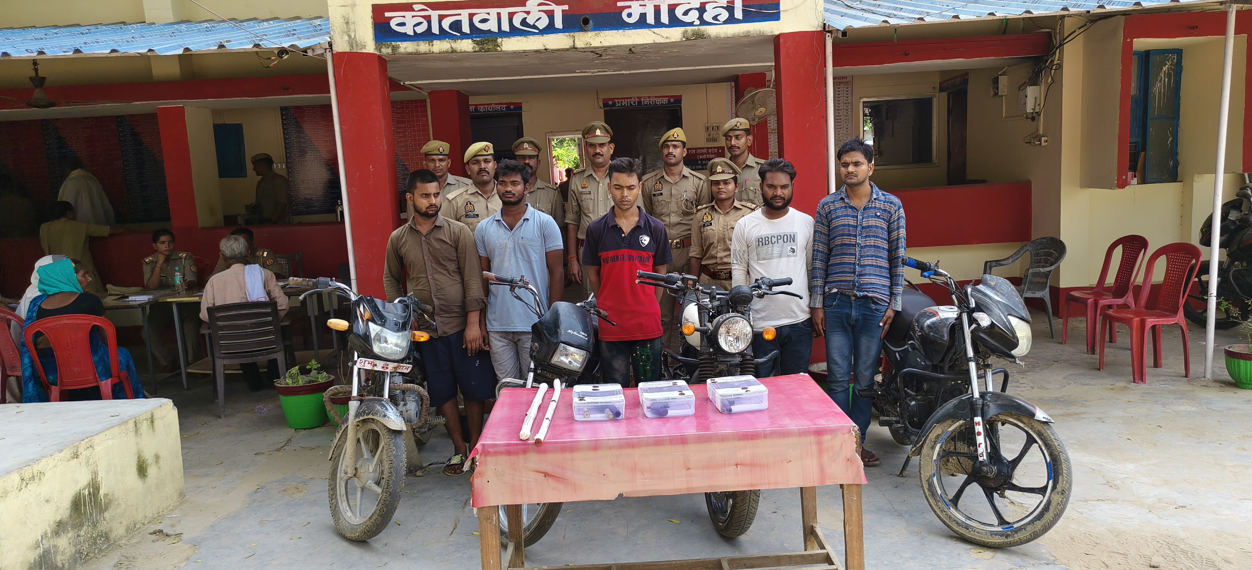 फोटो-06 एचएएम-1 लूट की योजना बनाते हुए पांच अपराधी गिरफ्तार फोटो-06 एचएएम-1 लूट की योजना बनाते हुए पांच अपराधी गिरफ्तार