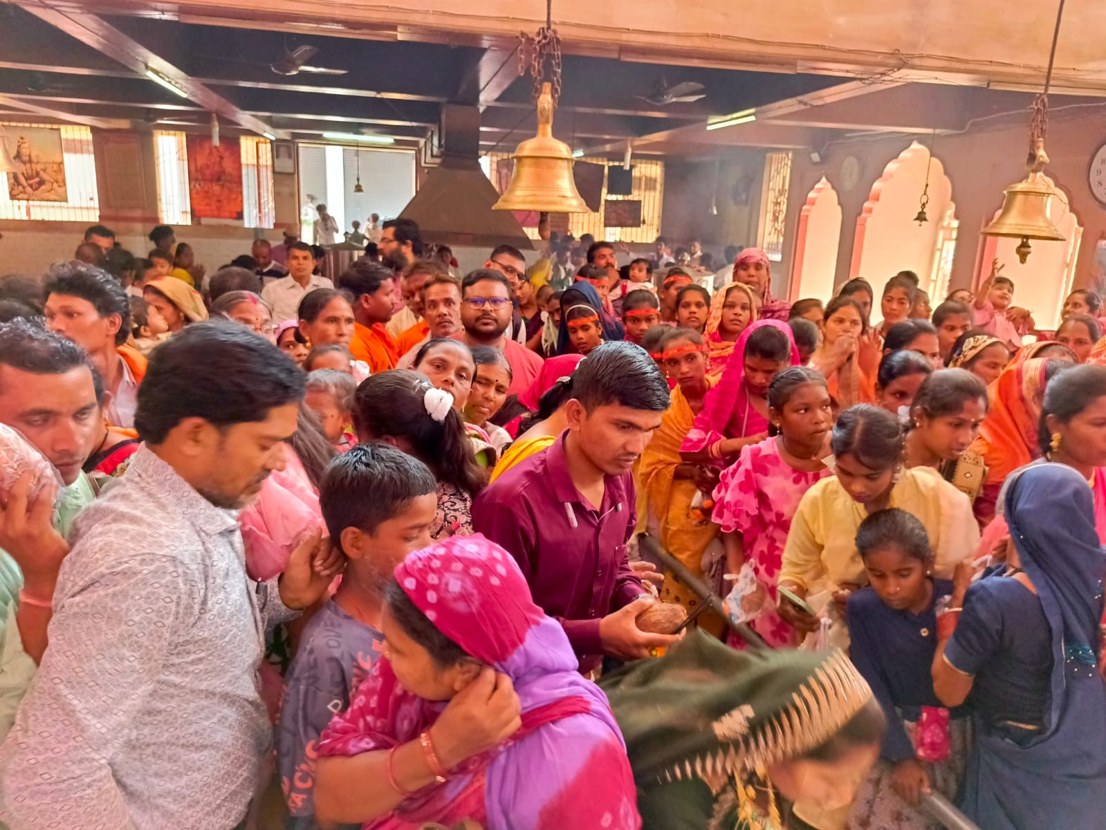 पंचमी तिथि पर शहर की आराध्य देवी मां विंध्यवासिनी मंदिर में श्रध्दालुओं की लगी भीड़। पंचमी तिथि पर शहर की आराध्य देवी मां विंध्यवासिनी मंदिर में श्रध्दालुओं की लगी भीड़।