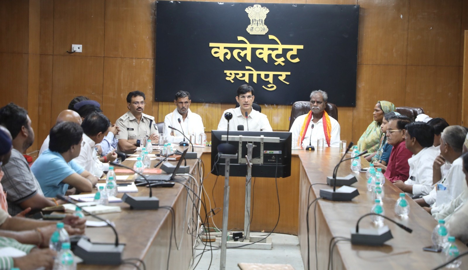 कलेक्ट्रेट सभाकक्ष में आयोजित शांति समिति की बैठक। कलेक्ट्रेट सभाकक्ष में आयोजित शांति समिति की बैठक।
