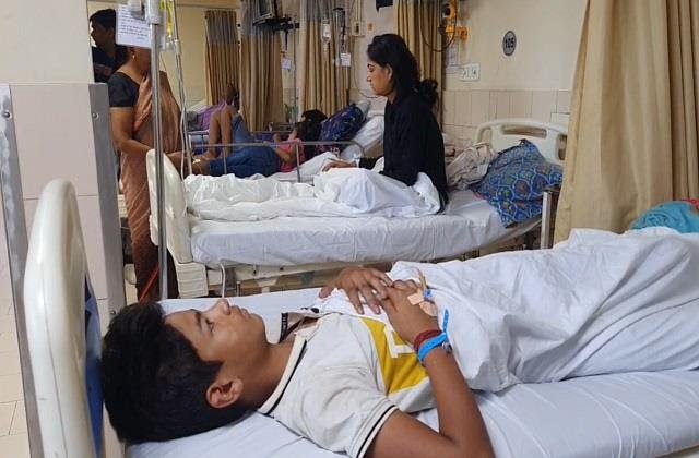 कुट्टू का आटा खाने के बाद अस्पताल में दाखिल बीमार बच्चे कुट्टू का आटा खाने के बाद अस्पताल में दाखिल बीमार बच्चे
