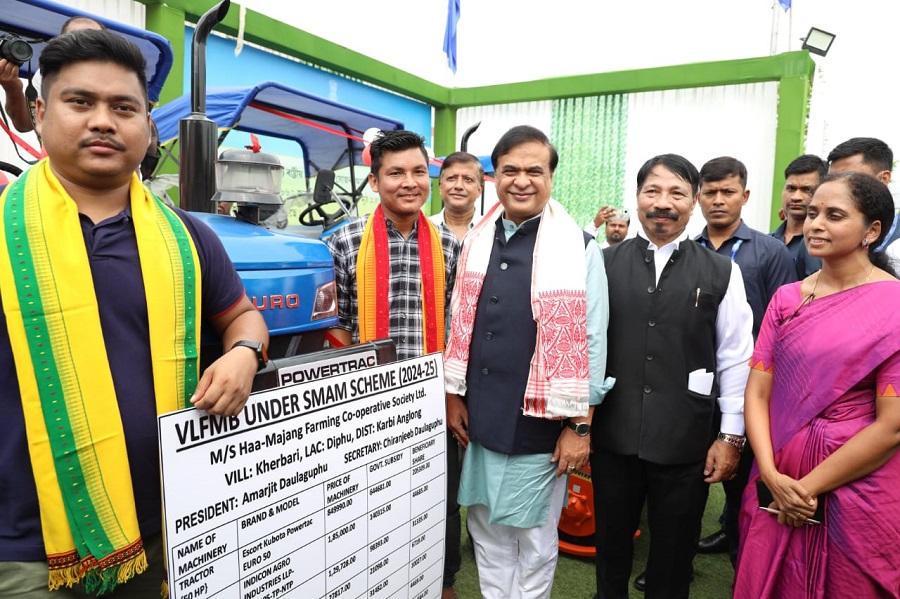 गुवाहाटी: मिट्टी स्वास्थ्य कार्ड तथा अन्य कृषि उपकरण का आज यहां वितरण करते हुए असम के मुख्यमंत्री डॉ हिमंत बिस्व सरमा की तस्वीर। गुवाहाटी: मिट्टी स्वास्थ्य कार्ड तथा अन्य कृषि उपकरण का आज यहां वितरण करते हुए असम के मुख्यमंत्री डॉ हिमंत बिस्व सरमा की तस्वीर।
