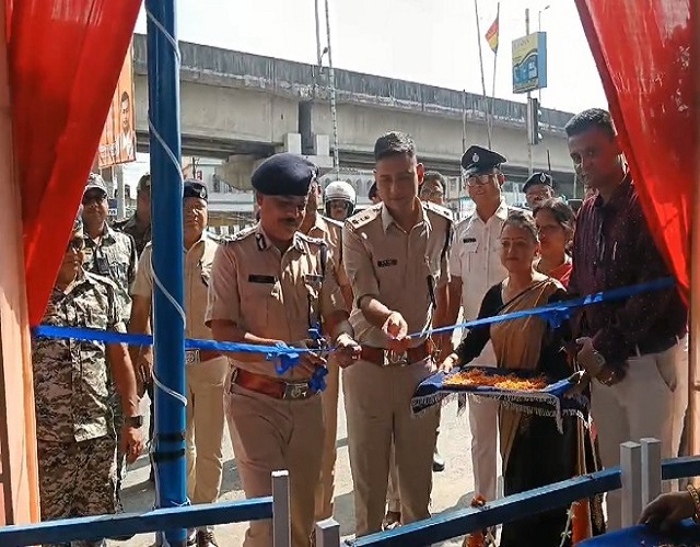 ट्रैफिक पार्क का उद्घाटन करते सिलीगुड़ी के पुलिस कमिश्नर सी. सुधाकर ट्रैफिक पार्क का उद्घाटन करते सिलीगुड़ी के पुलिस कमिश्नर सी. सुधाकर
