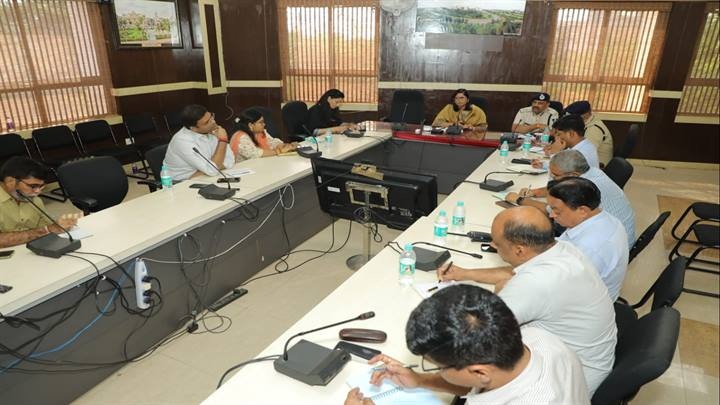 कलेक्टर एवं पुलिस अधीक्षक यातायात व प्रतिमा विसर्जन व्यवस्थाओं की समीक्षा करते हुए कलेक्टर एवं पुलिस अधीक्षक यातायात व प्रतिमा विसर्जन व्यवस्थाओं की समीक्षा करते हुए