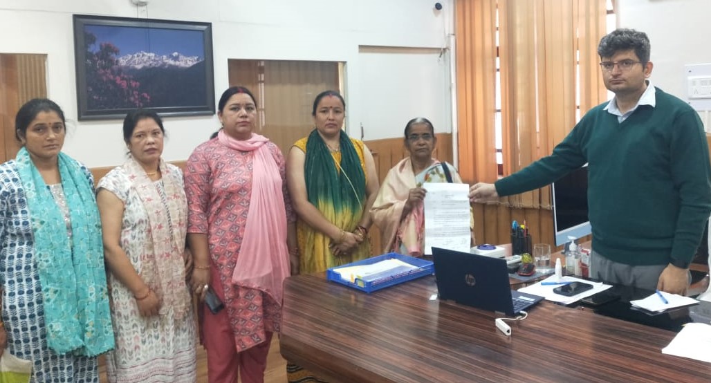 गोपेश्वर में जिलाधिकारी को बंदरों से निजात दिलाने की मांग को लेकर ज्ञापन सौंपते हुए। गोपेश्वर में जिलाधिकारी को बंदरों से निजात दिलाने की मांग को लेकर ज्ञापन सौंपते हुए।