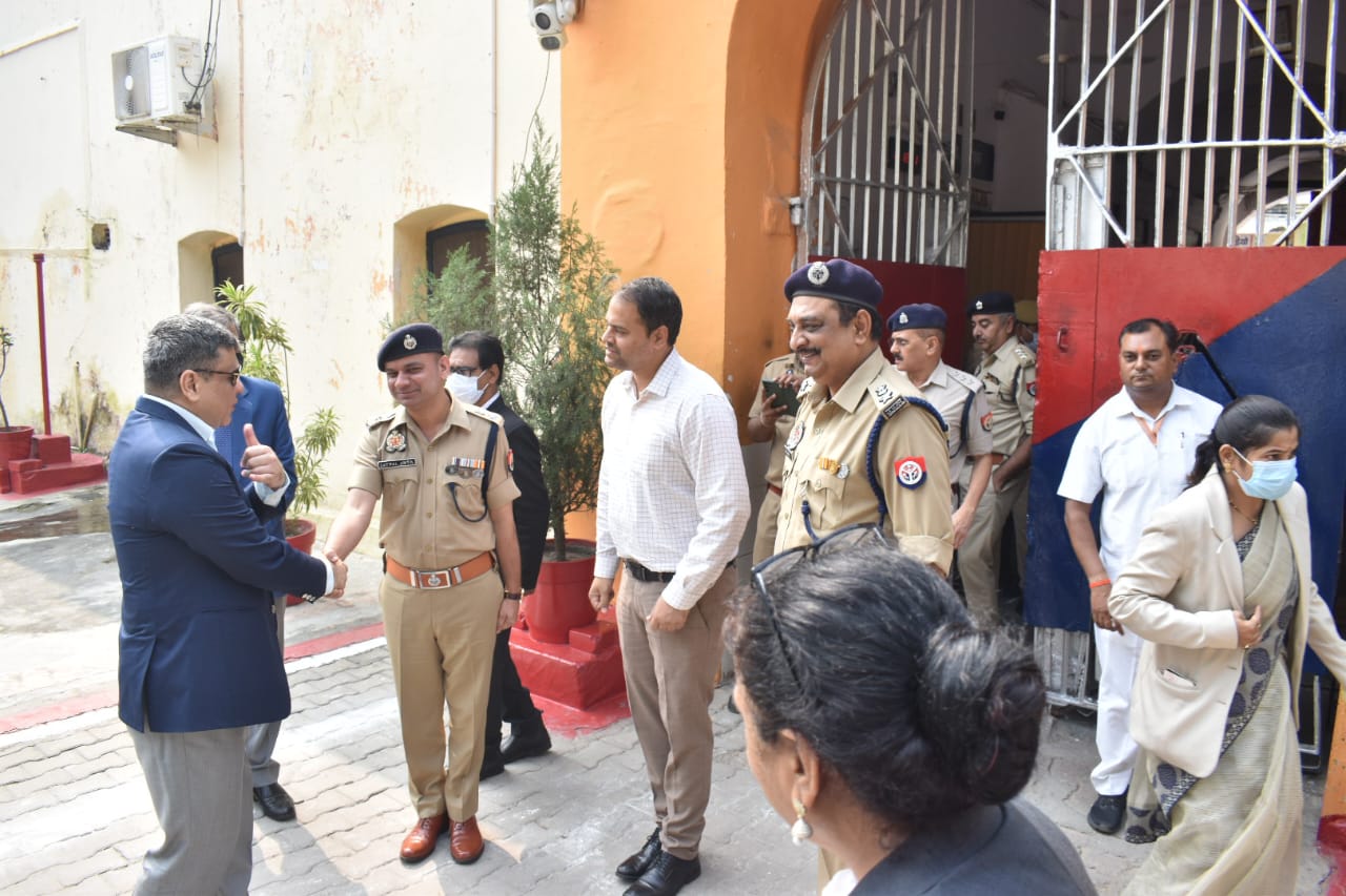 जिला कारागार का निरीक्षण करते उच्च न्यायालय इलाहाबाद के प्रशासनिक न्यायाधीश अजय भनोट। जिला कारागार का निरीक्षण करते उच्च न्यायालय इलाहाबाद के प्रशासनिक न्यायाधीश अजय भनोट।