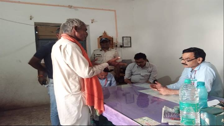 कृषि उपज मंडी पहुँचकर खाद वितरण व्यवस्था का निरीक्षण करते एसडीएम कृषि उपज मंडी पहुँचकर खाद वितरण व्यवस्था का निरीक्षण करते एसडीएम