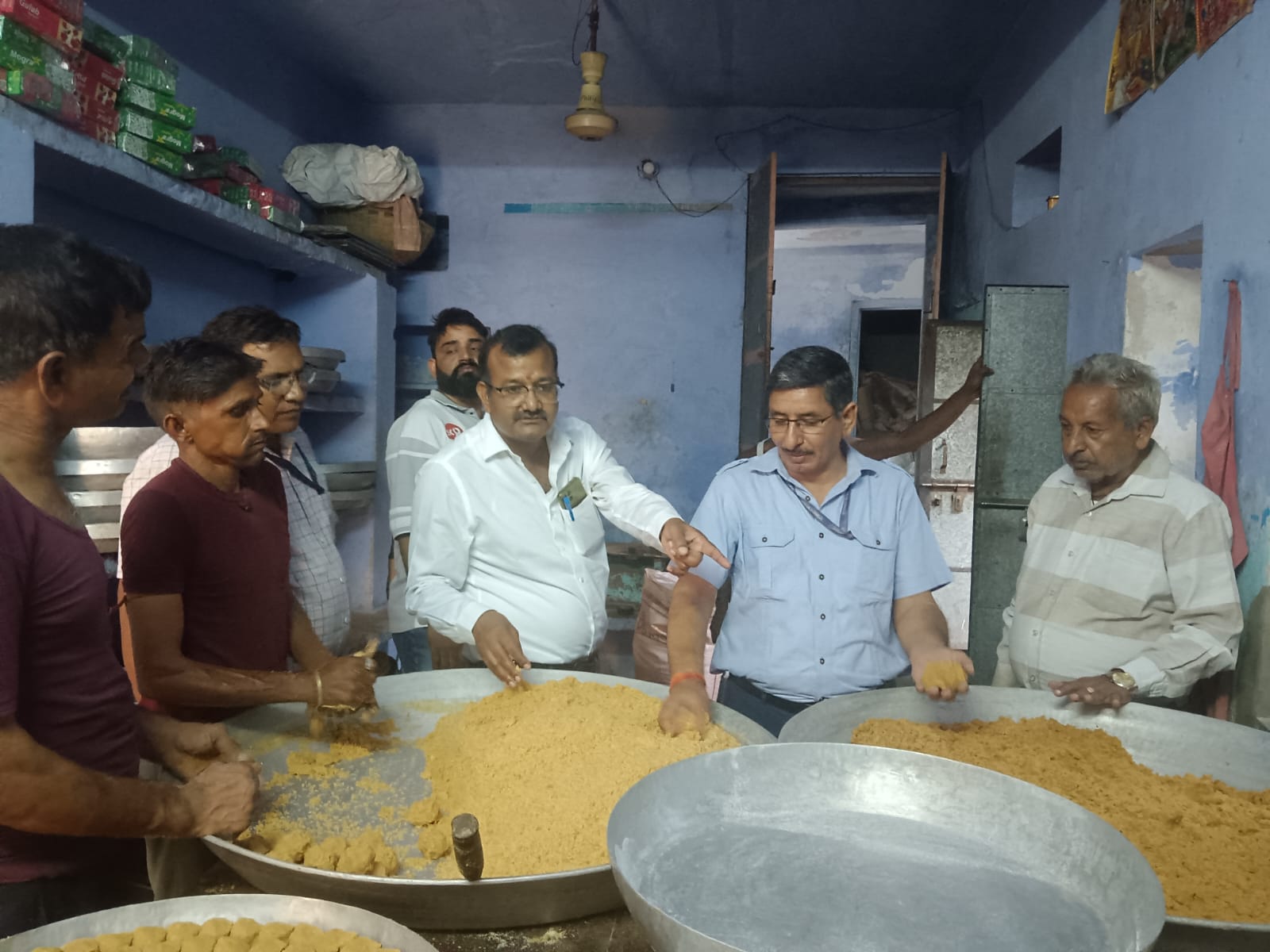 शुद्ध आहार मिलावट पर वार अभियान के तहत खाद्य सुरक्षा टीम ने लिए मिठाई के नमूने शुद्ध आहार मिलावट पर वार अभियान के तहत खाद्य सुरक्षा टीम ने लिए मिठाई के नमूने
