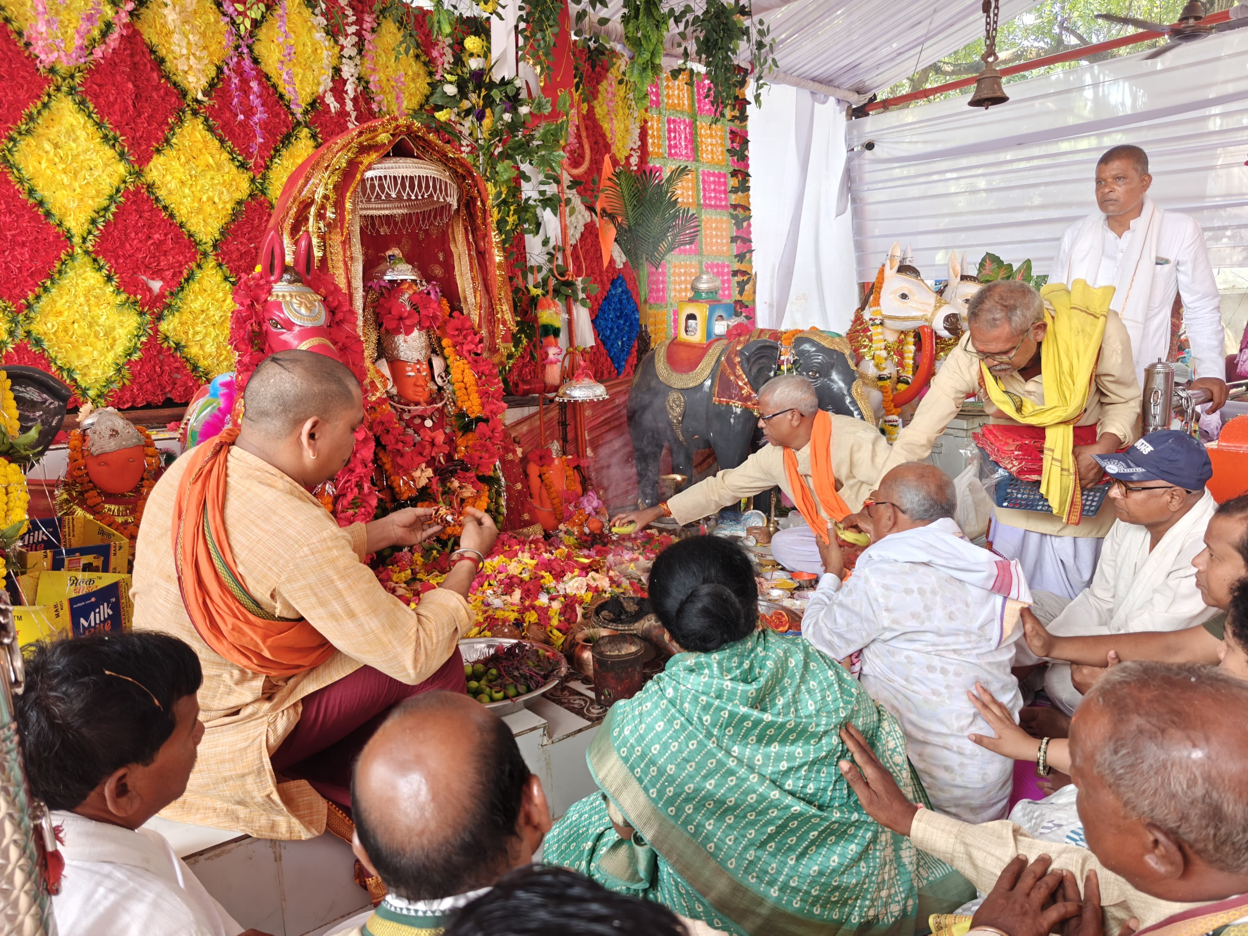 पंचमी तिथि पर मां अंगारमोती का पूजन करते हुए पुजारी। पंचमी तिथि पर मां अंगारमोती का पूजन करते हुए पुजारी।