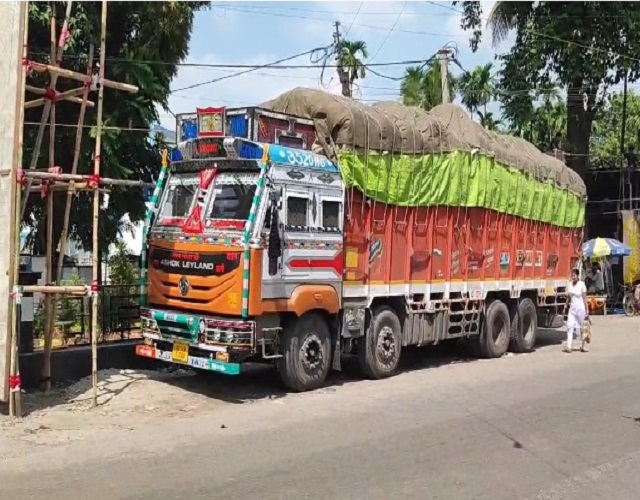 सुपारी से लदी लॉरी सुपारी से लदी लॉरी