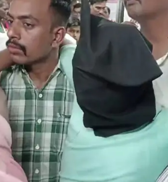 वडाेदरा के सायली में गैंग रेप के आराेपित काे मेडिकल जांच के लिए ले जाती वडाेदरा पुलिस वडाेदरा के सायली में गैंग रेप के आराेपित काे मेडिकल जांच के लिए ले जाती वडाेदरा पुलिस