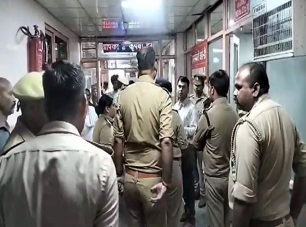 झुलसा युवक सिविल अस्पताल में कराया गया भर्ती, पुलिस  मौजूद