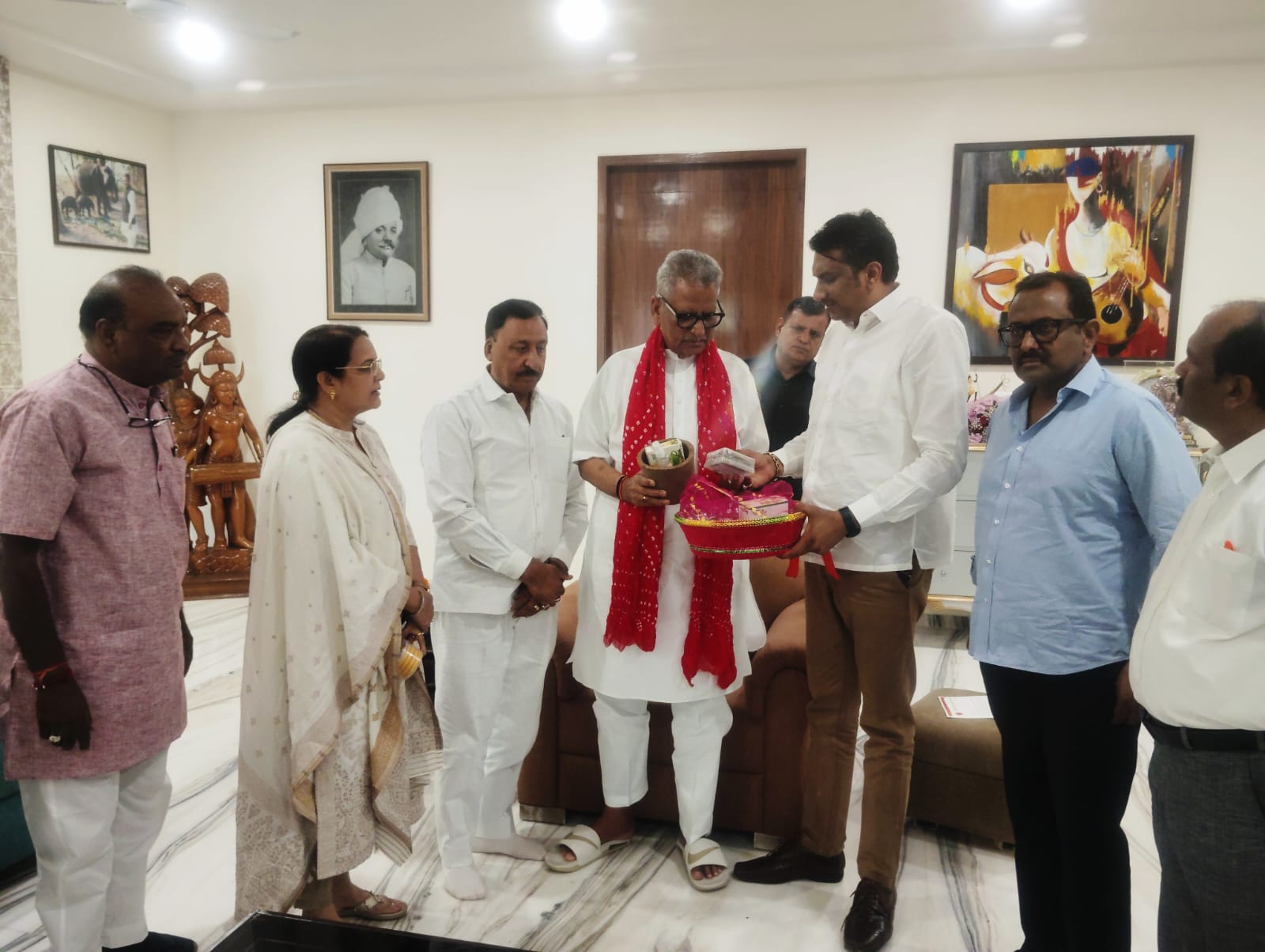 जैविक राज्य के राज्यपाल ओम प्रकाश माथुर से की अतुल गुप्ता ने शिष्टाचार भेंट जैविक राज्य के राज्यपाल ओम प्रकाश माथुर से की अतुल गुप्ता ने शिष्टाचार भेंट