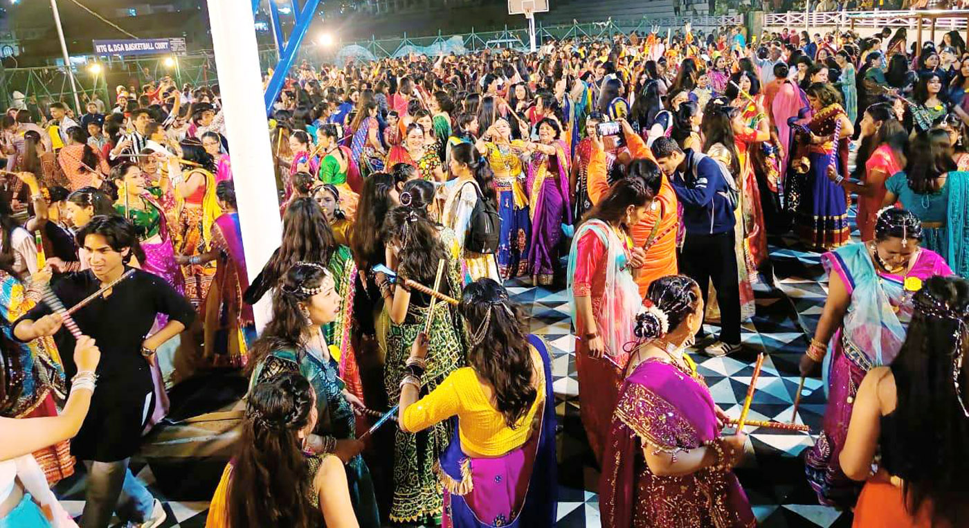 डांडिया नाइट में नाचती प्रतिभागी महिलाएं। डांडिया नाइट में नाचती प्रतिभागी महिलाएं।