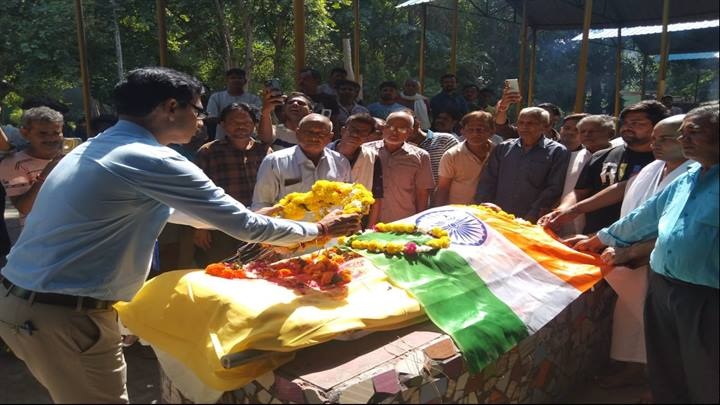 ग्वालियरः लोकतंत्र सेनानी स्व. शंभू प्रसाद गुप्ता की राजकीय सम्मान के साथ अंत्येष्टि ग्वालियरः लोकतंत्र सेनानी स्व. शंभू प्रसाद गुप्ता की राजकीय सम्मान के साथ अंत्येष्टि
