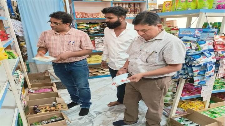 खाद्य सुरक्षा अधिकारी दुकानों की जांच करते हुए खाद्य सुरक्षा अधिकारी दुकानों की जांच करते हुए