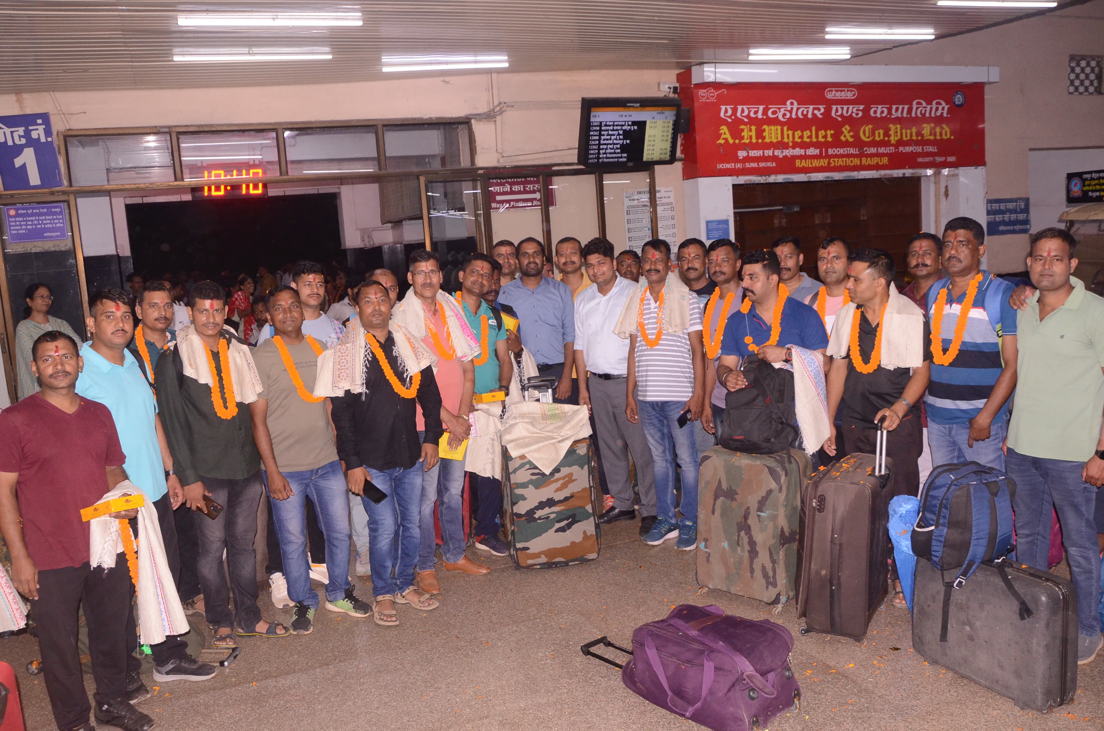 रायपुर रेलवे स्टेशन में भारतीय सेना का जोरदार स्वागत कर विदाई दी गई रायपुर रेलवे स्टेशन में भारतीय सेना का जोरदार स्वागत कर विदाई दी गई