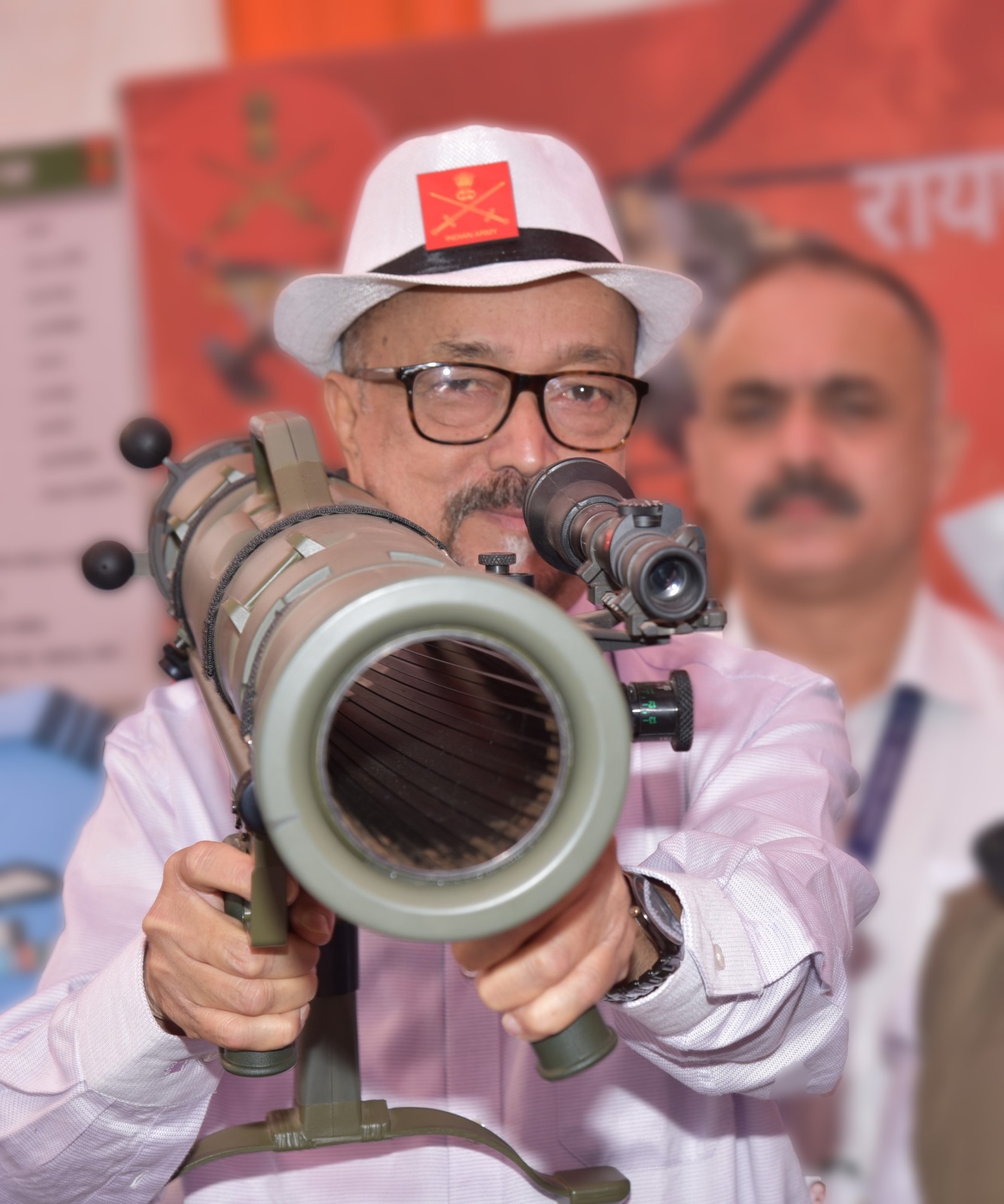 सेना के भीष्म टी-90 टैंक सहित विभिन्न मिसाइल एवं अन्य सैन्य उपकरणों के बारे में जानकारी लेते राज्‍यपाल रमेन डेका