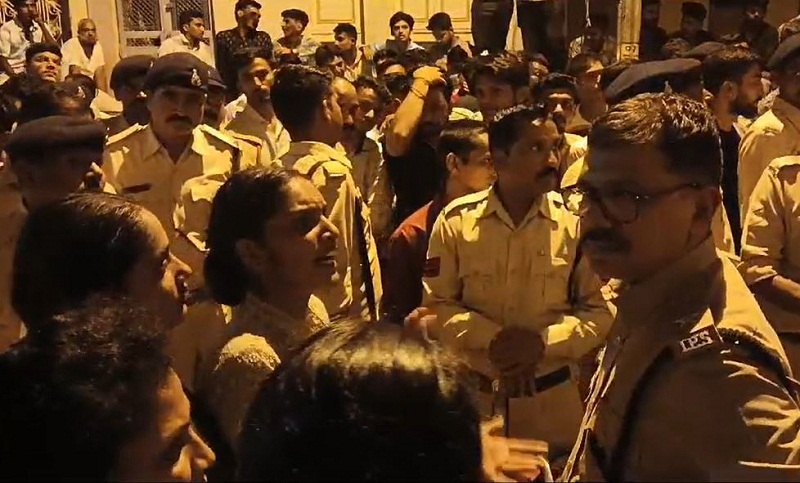 गरबा उत्सव से लौट रहे दंपती मारपीट के हंगामा की तस्वीर गरबा उत्सव से लौट रहे दंपती मारपीट के हंगामा की तस्वीर