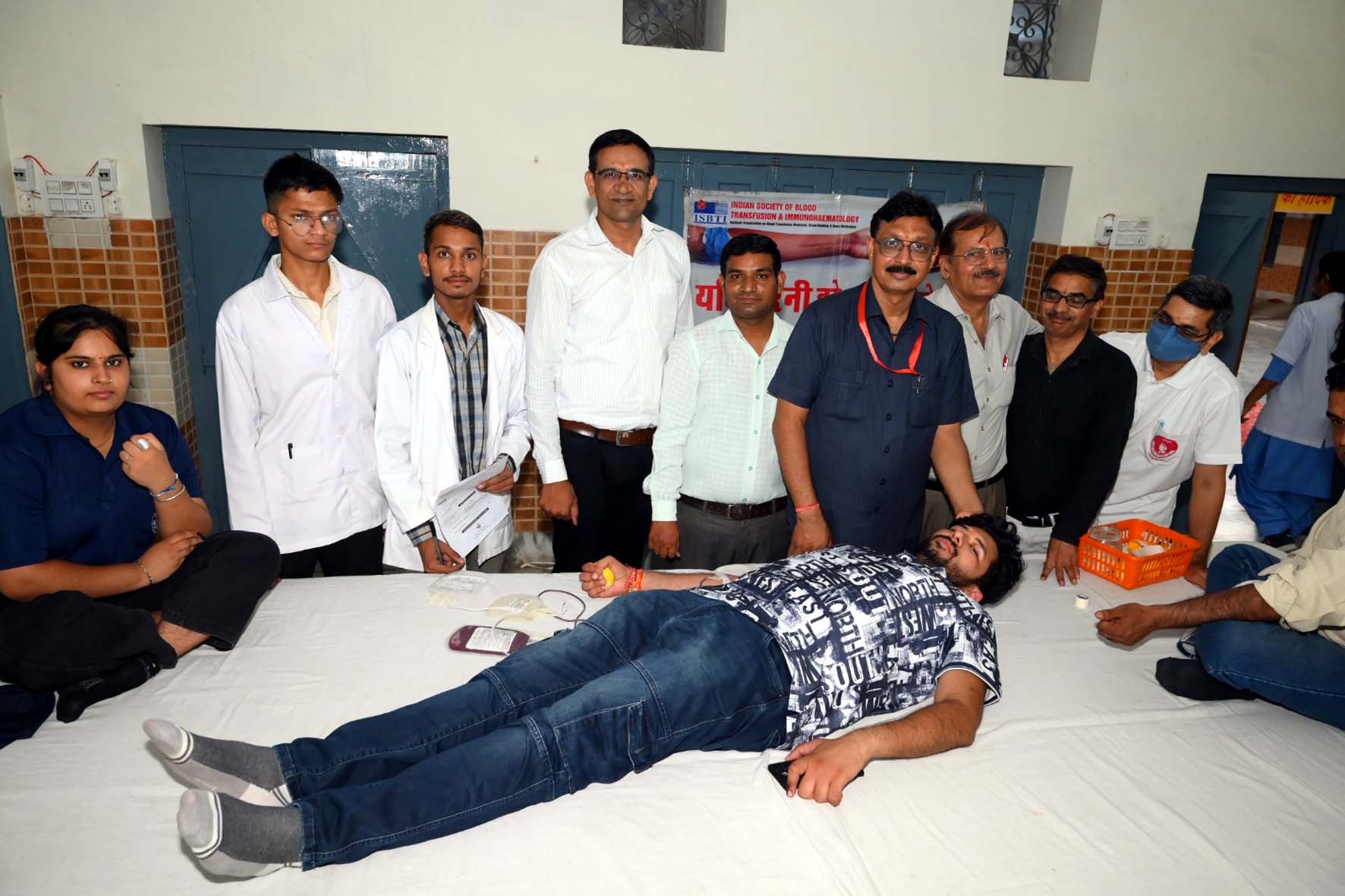 शिविर में रक्तदान करते युवा। शिविर में रक्तदान करते युवा।