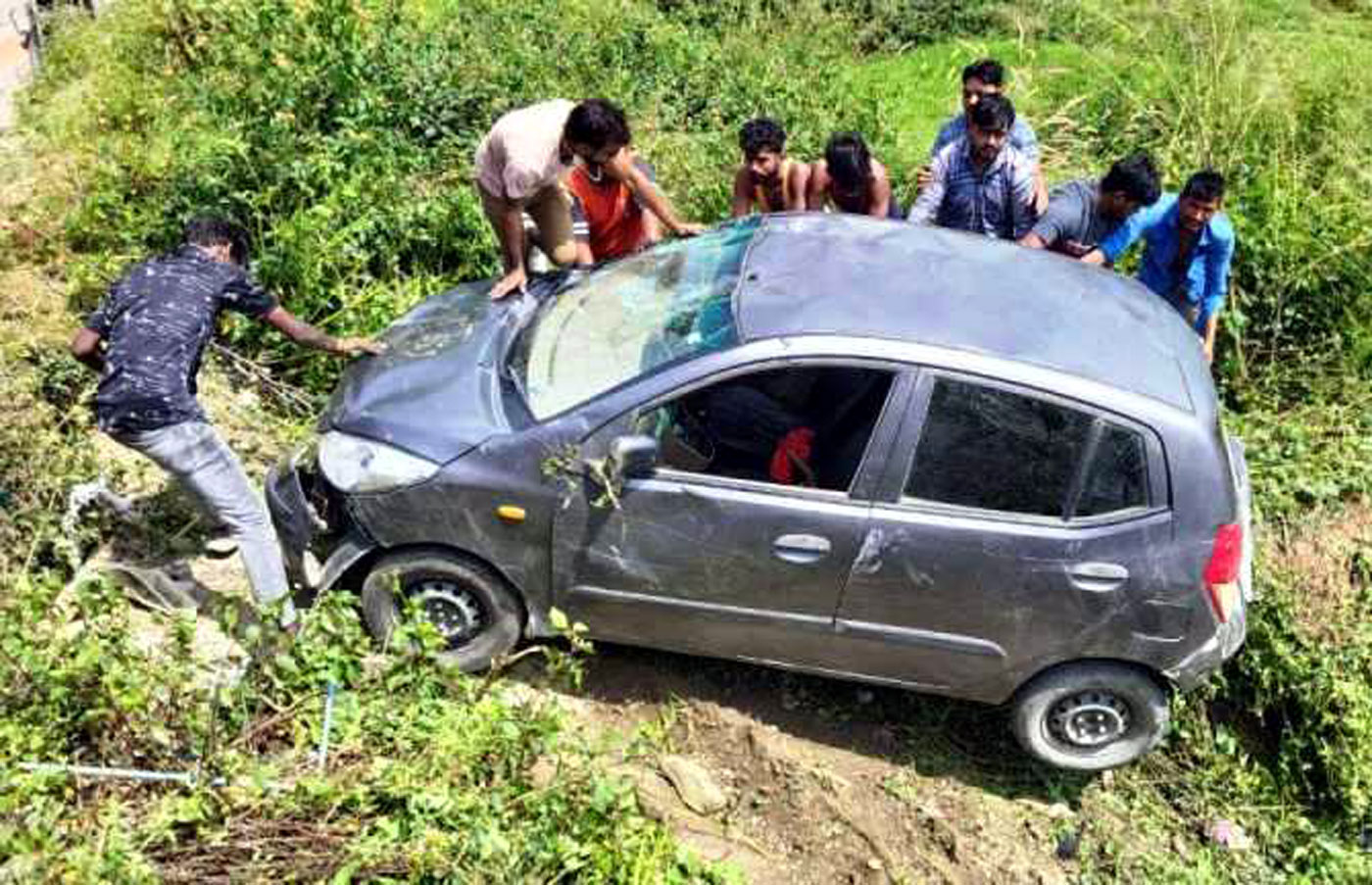 कार खेतों में गिरी कार खेतों में गिरी