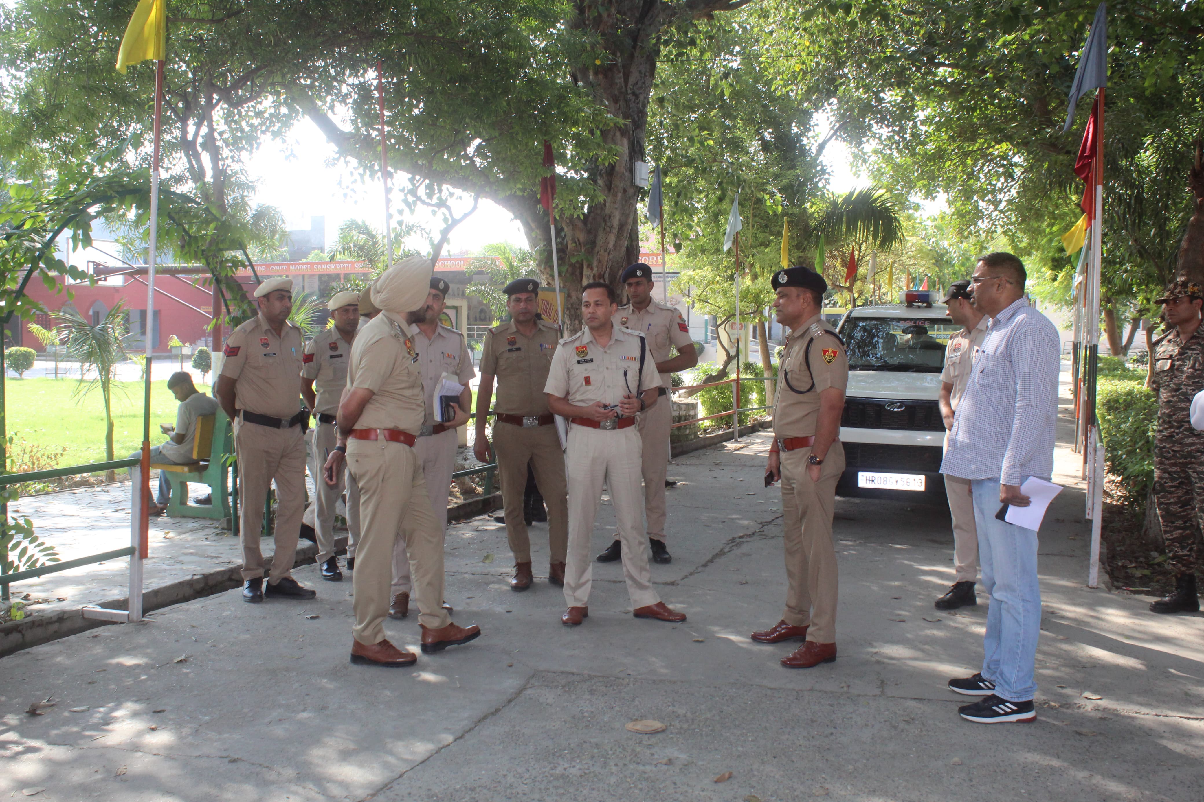 स्ट्रांग रूम के बाहर तैनात पुलिस कर्मचारियों को निर्देश देते एसपी स्ट्रांग रूम के बाहर तैनात पुलिस कर्मचारियों को निर्देश देते एसपी