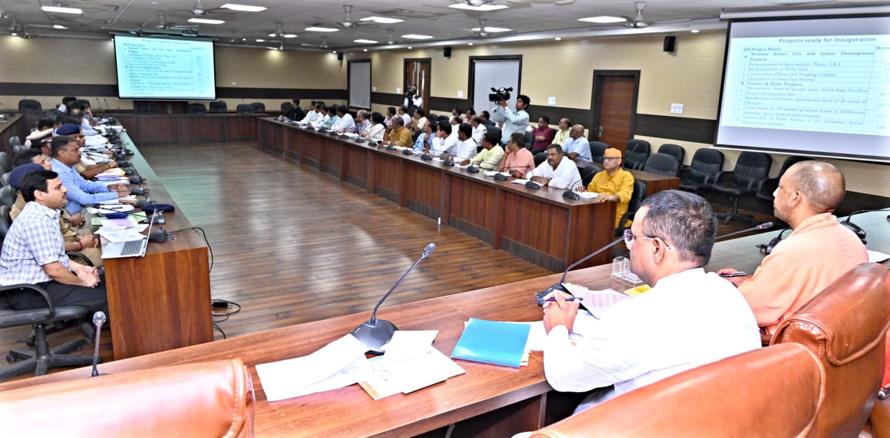 समीक्षा बैठक में मुख्यमंत्री और अफसर: फोटो बच्चा गुप्ता समीक्षा बैठक में मुख्यमंत्री और अफसर: फोटो बच्चा गुप्ता